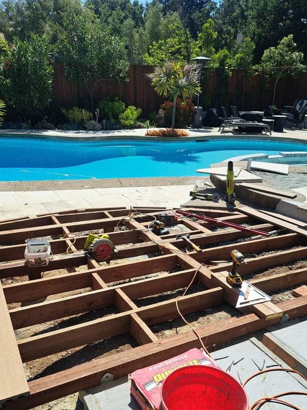 Low frame for a pool-side deck, Los Altos