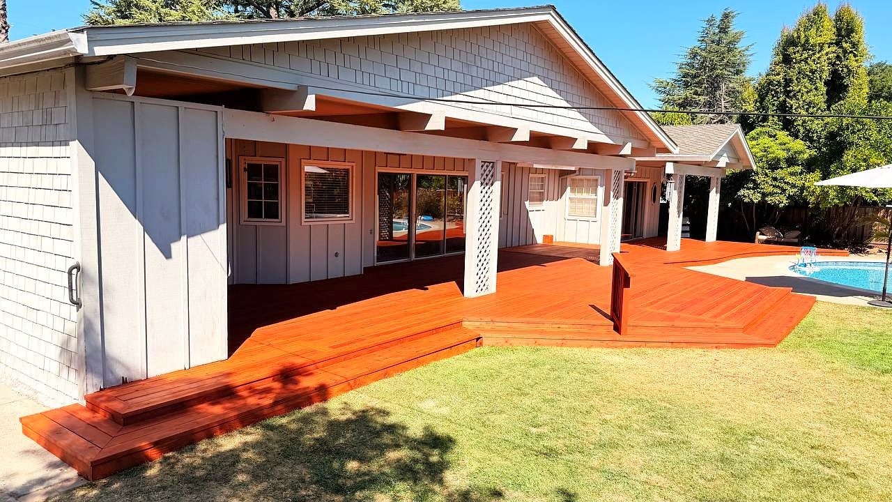 Los Altos — Curved redwood deck by the pool