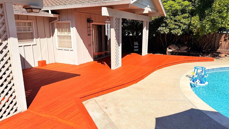 Deck edge following the pool curve