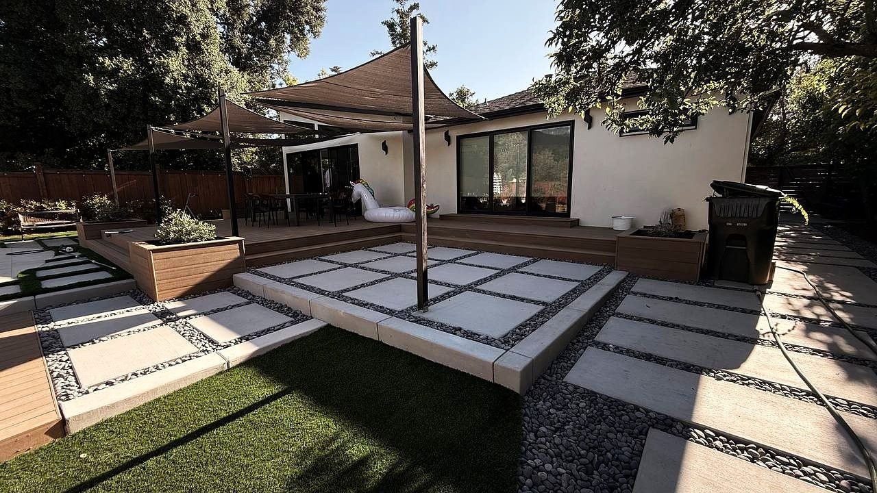 Los Altos — Composite deck and pool equipment enclosure