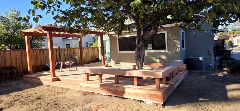 Built-in benches along the perimeter