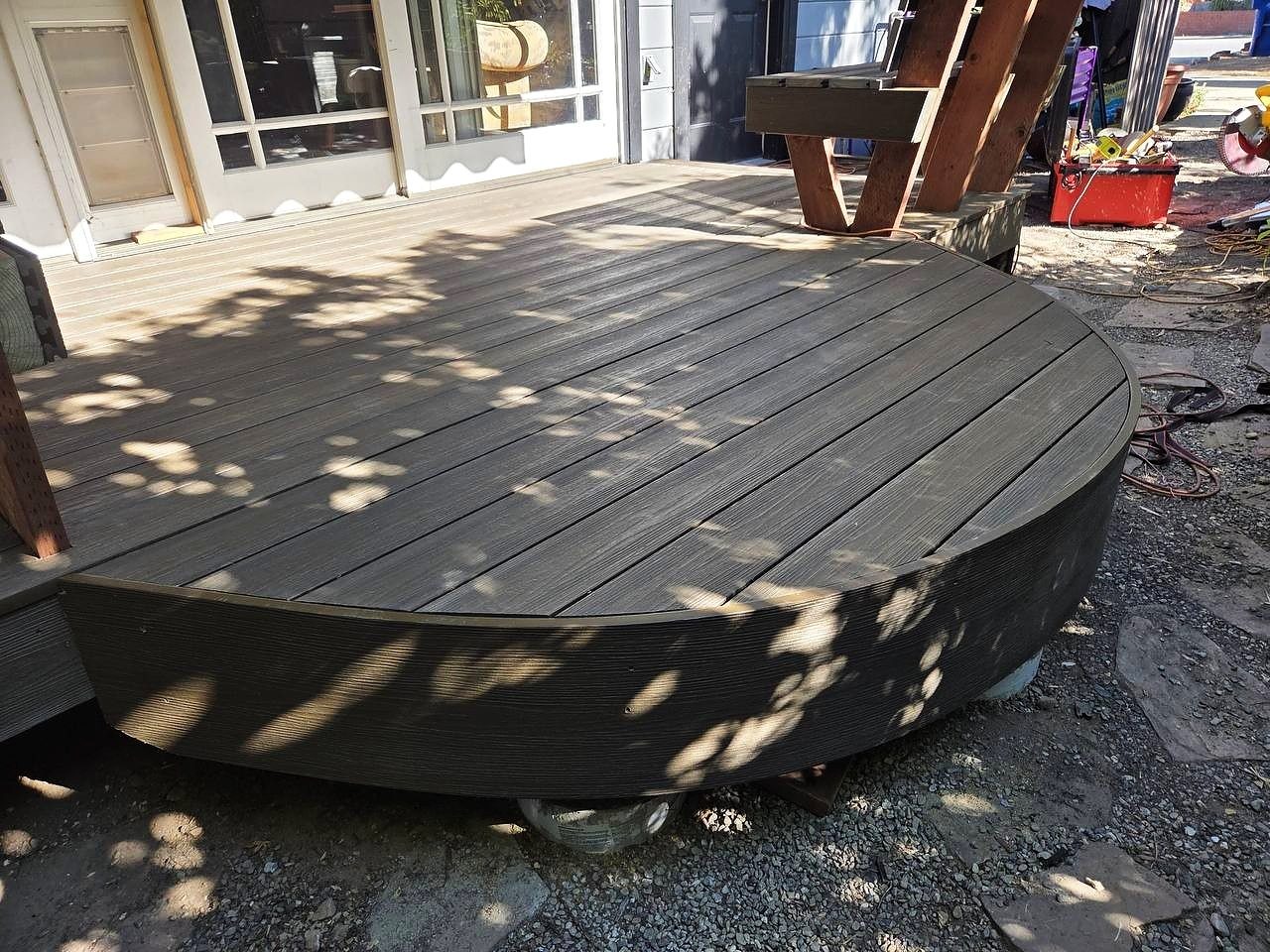 Saratoga — Curved Eva-Last deck with built-in benches